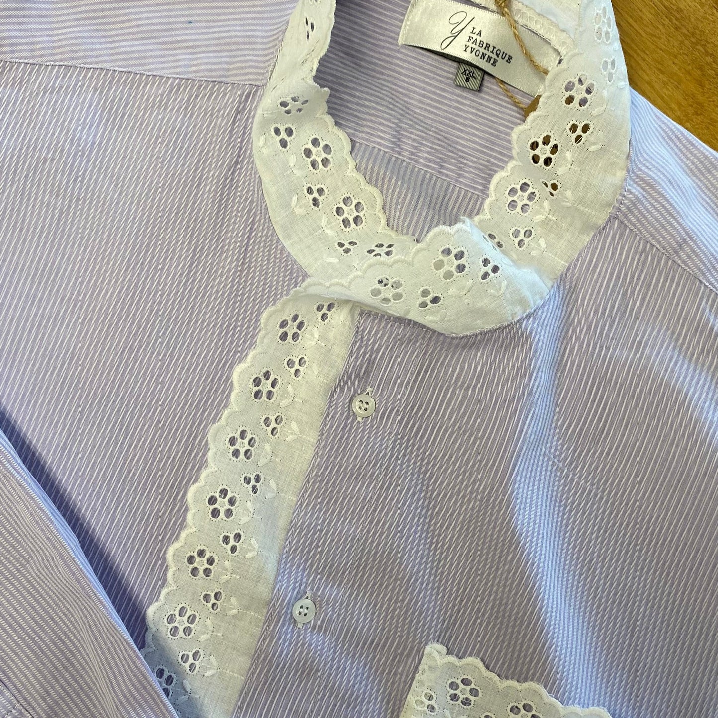 Chemise upcyclée - lilas avec fines rayures