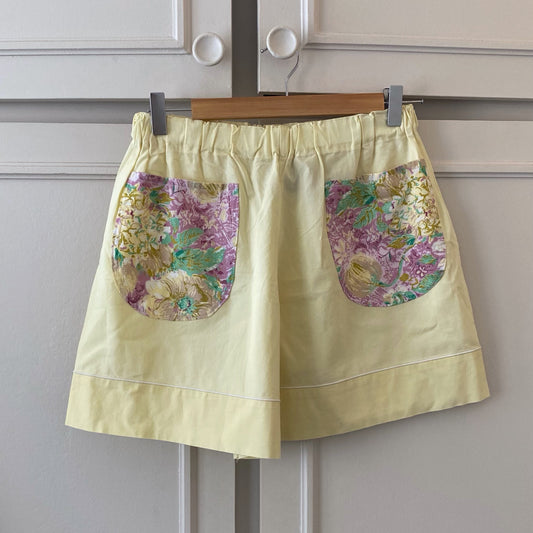 Short jaune - poches fleuries