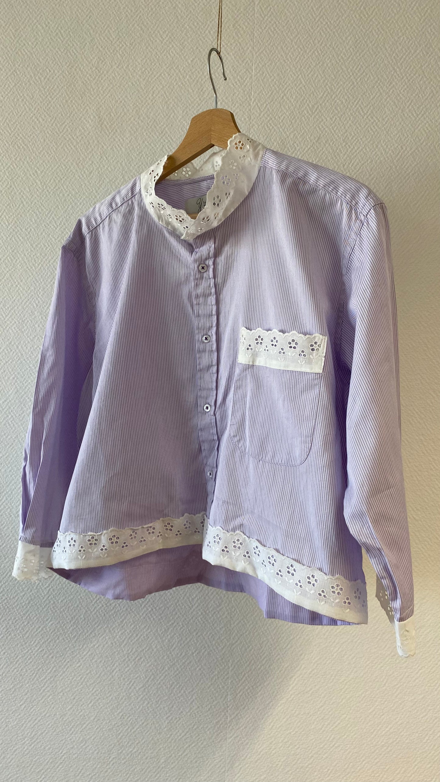 Chemise upcyclée - lilas à fines rayures