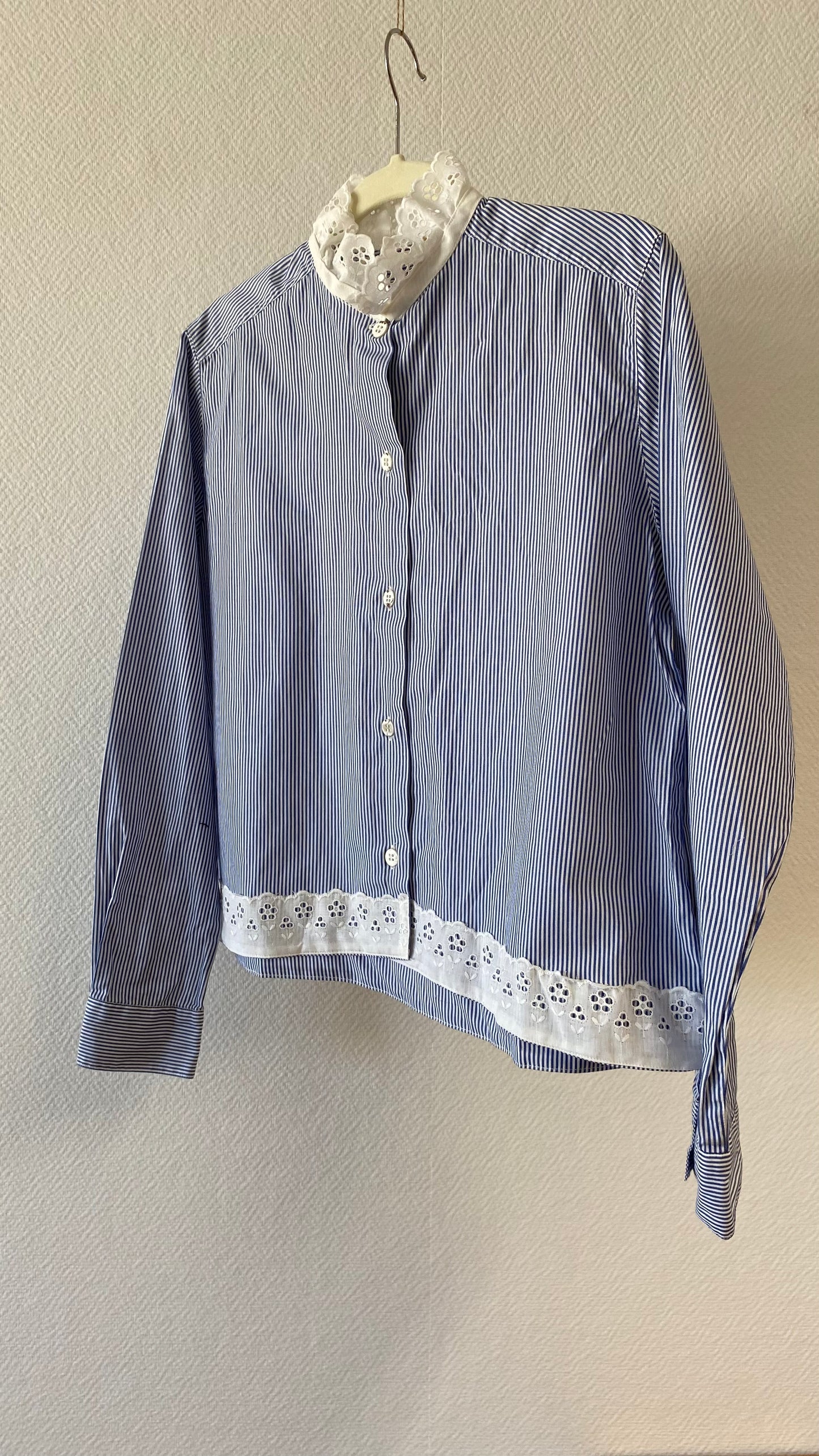 Chemise upcyclée - fine rayures blanches et bleues