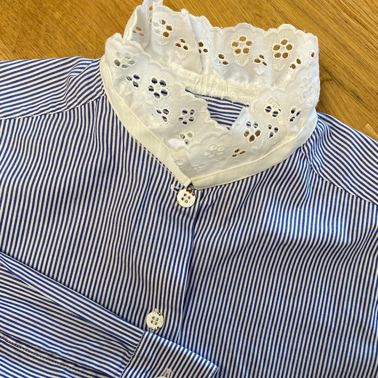 Chemise upcyclée - fine rayures blanches et bleues