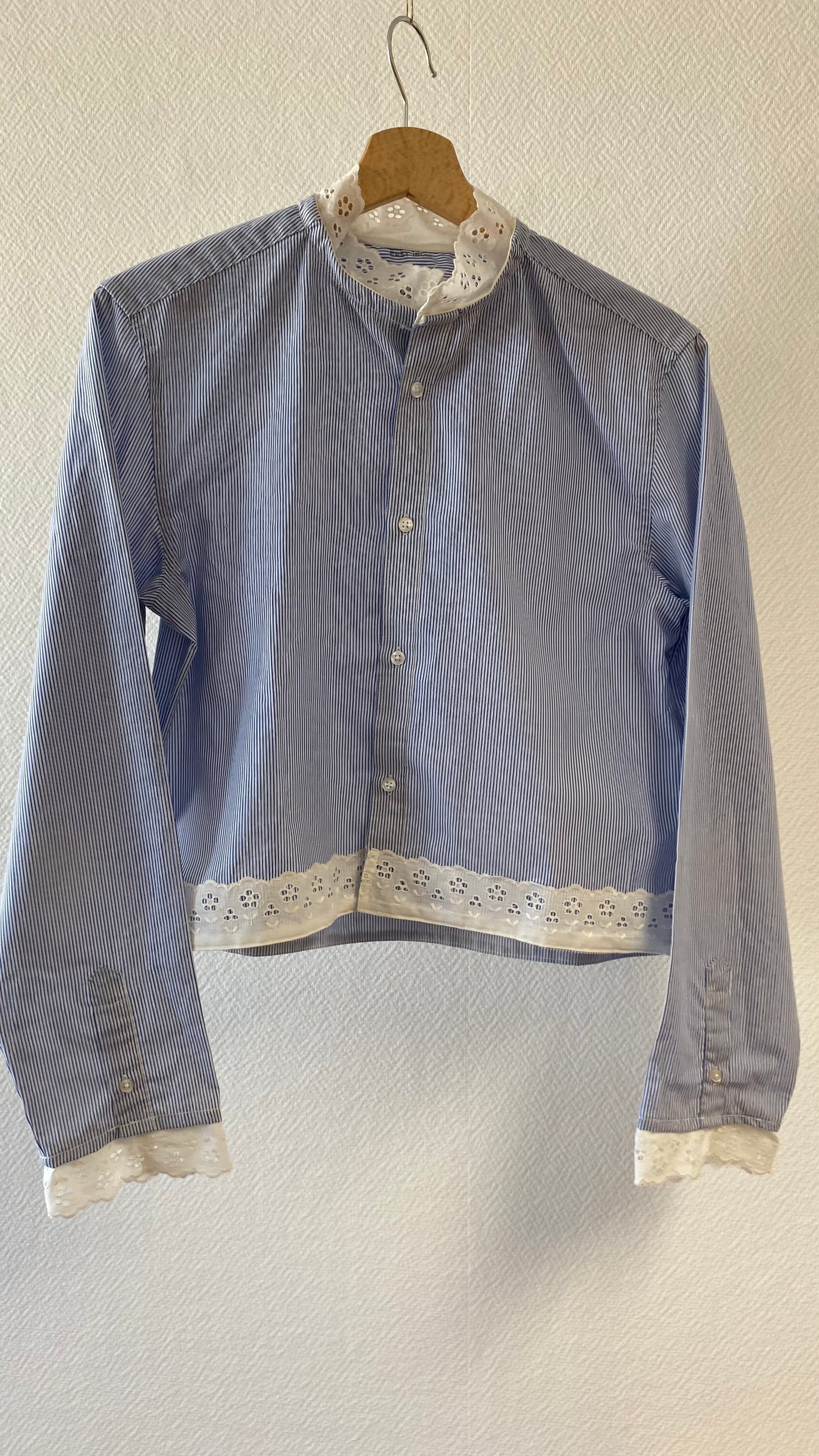 Chemise upcyclée - fine rayures bleues et blanches