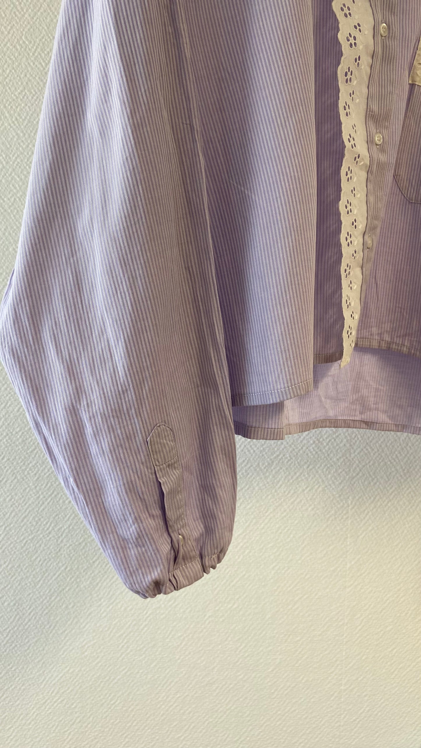 Chemise upcyclée - lilas avec fines rayures